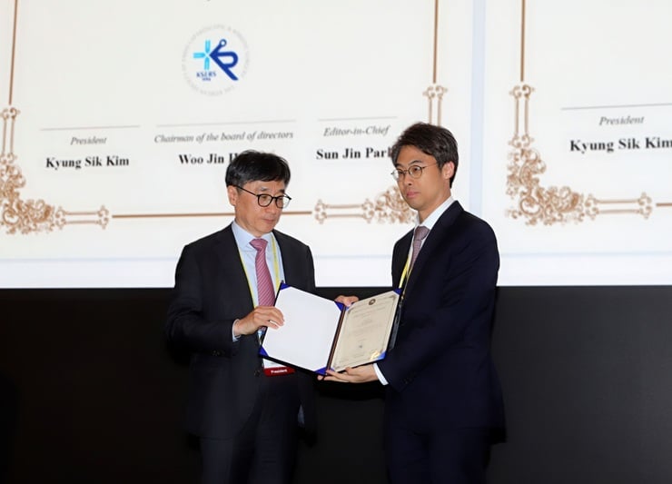 dr jae kang wins paper award
